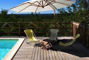 parasols et chaises autour de la piscine