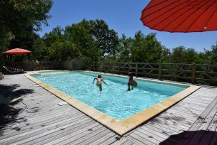 Enfants plongent dans la piscine